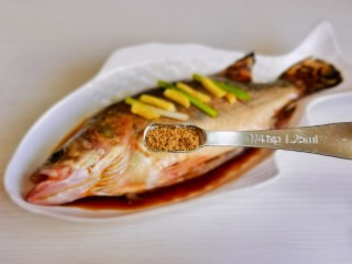 剁椒鲈鱼,均匀撒上十三香，腌制30分钟。