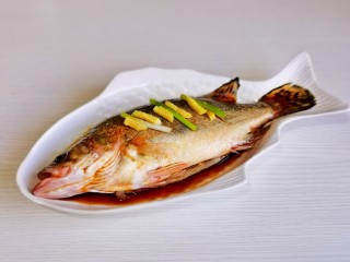 剁椒鲈鱼,再放上切好葱姜，包括鱼肚子里，蒜瓣赛鱼肚子里。