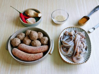 爆炒鱿鱼须,准备食材，量可以根据个人胃口增加。