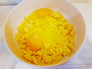 玉米馒头,温度下降后加两个鸡蛋