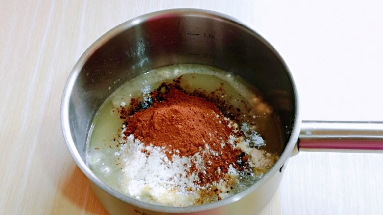 脆皮泡芙,迅速将面粉可可粉筛入。