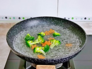牛排意面,利用这时间准备配菜，西兰花掰小朵，胡萝卜模具压出五角星焯水，水开下锅大火30秒捞出过冷水。