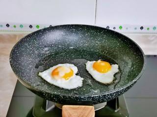 牛排意面,起油锅煎鸡蛋，煎好盛出备用，按个人的喜好煎即可。