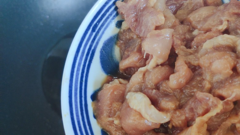 杏鲍菇炒肉片,待锅内油热，下猪肉片