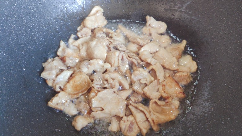 杏鲍菇炒肉片,翻炒至猪肉变色