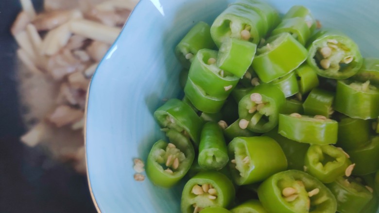 杏鲍菇炒肉片,加入尖椒