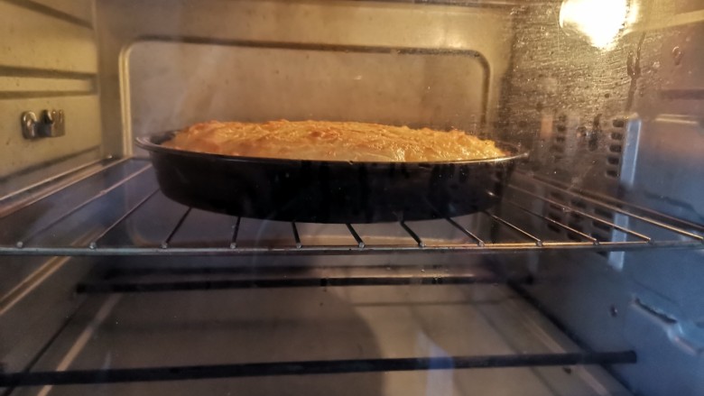 菠萝披萨,送入预热好的烤箱，上下火200度烤15分钟