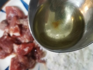 肉段烧茄子盖浇饭,加一点油，和一点水，抓拌均匀