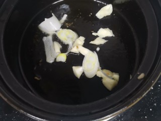 肉段烧茄子盖浇饭,另起锅下入葱，蒜片