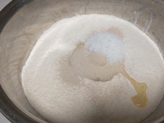 山药小馒头,面粉加入白糖，盐，鸡蛋