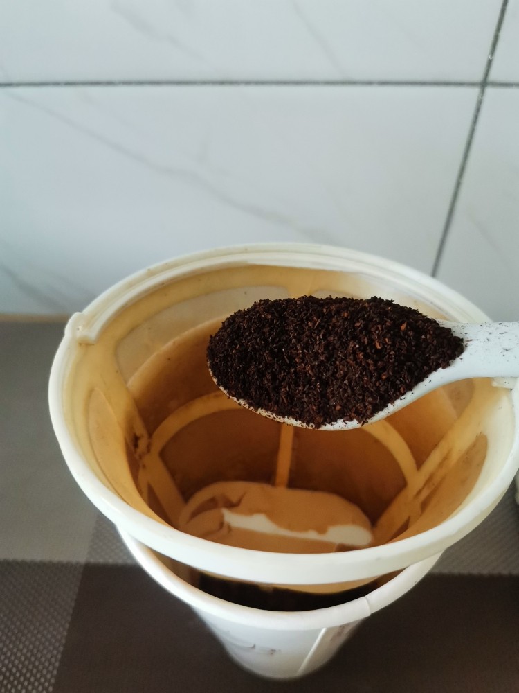 手冲咖啡,然后把网放到咖啡杯上，加一勺咖啡粉