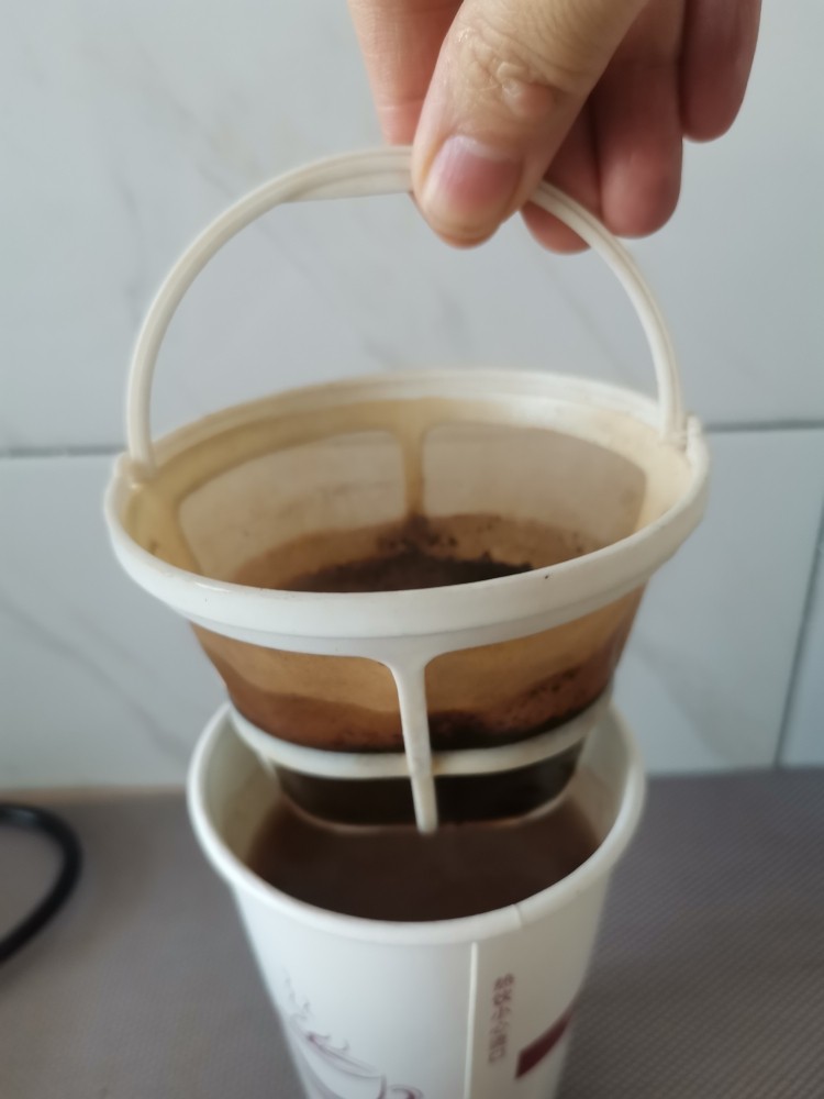 手冲咖啡,最后提起过滤网