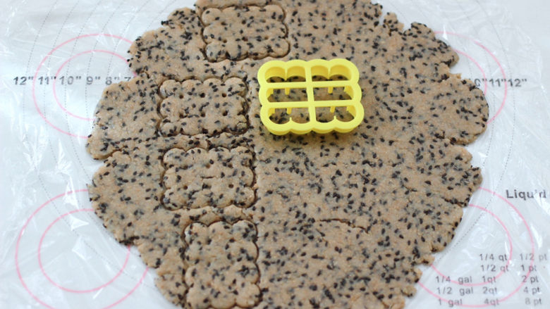 全麦黑芝麻苏打饼干,用自己喜欢的模具压成形状。