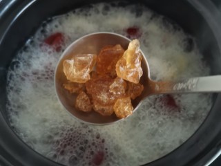 蜂蜜红枣桂圆汤,加入冰糖在煮15分