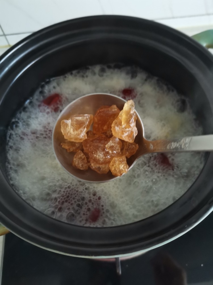 蜂蜜红枣桂圆汤,加入冰糖在煮15分