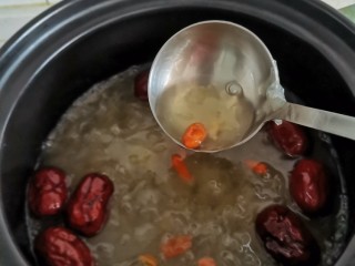蜂蜜红枣桂圆汤,汤汁粘稠就关火