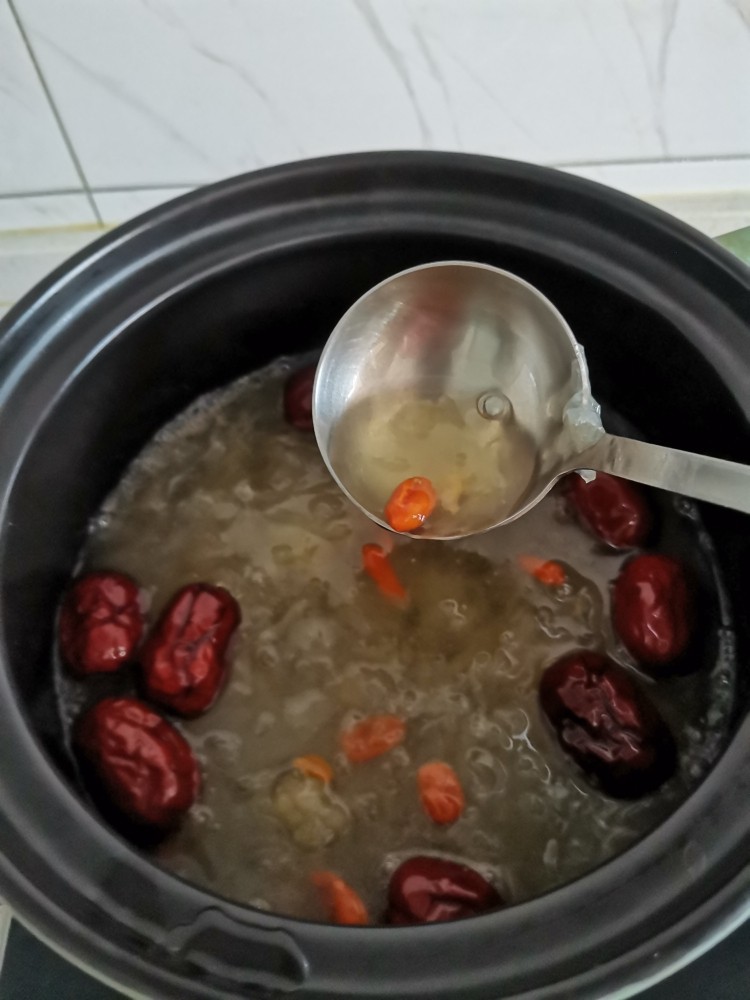 蜂蜜红枣桂圆汤,汤汁粘稠就关火