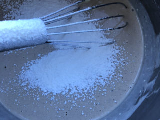 巴斯克·咖啡芝士蛋糕,过筛加入低筋面粉。