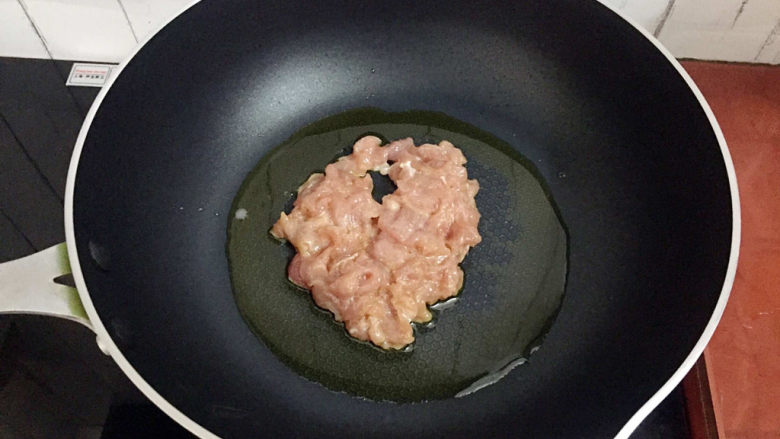 杏鲍菇炒肉片,锅中倒入适量的食用油烧热，放入猪肉