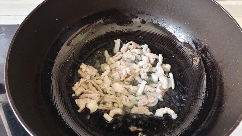 杏鲍菇炒肉片,炒锅中加入适量油烧热，放入猪肉丝翻炒至肉丝变白