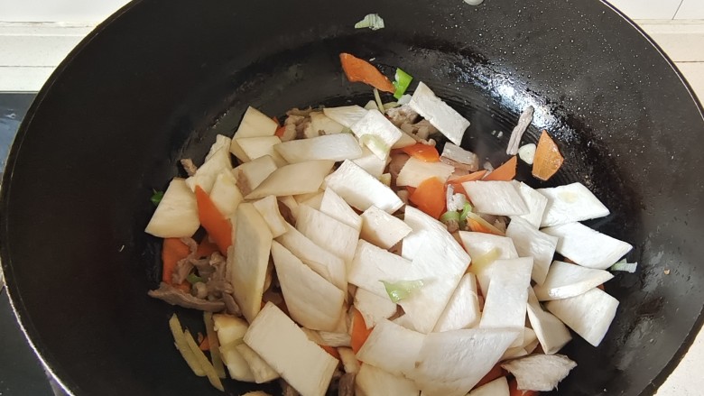 杏鲍菇炒肉片,加入杏鲍菇翻炒片刻，加入一些清水