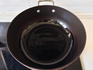 清炒油麦菜,炒锅中加入适量油烧热