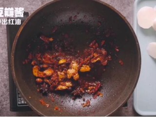 红烧牛肉面,步骤八：锅中倒油爆香蒜姜，再依次放入干辣椒，香料，豆瓣酱。豆瓣酱炒出红油。