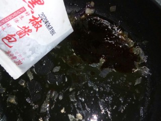 牛排意面,平底锅倒入黑椒酱汁。