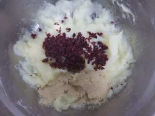 山药小馒头,晾至温热后，加入蔓越莓干和酵母，蔓越莓干提前切碎