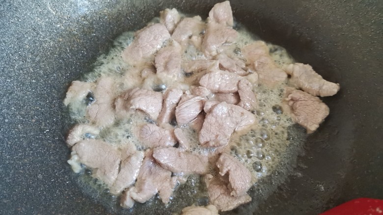 杏鲍菇炒肉片,起锅烧油，下入肉片炒至变色