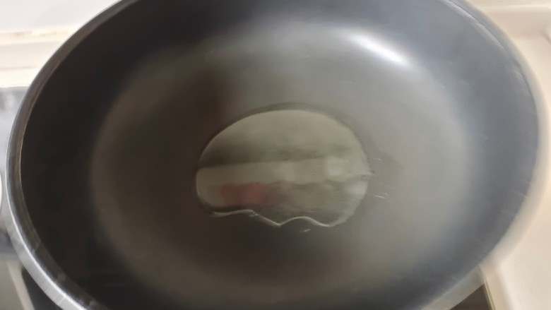 荠菜炒鸡蛋,炒锅中加入适量花生油烧热