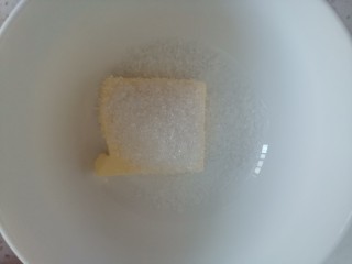 酸奶泡芙,先来做酥皮，软化好的黄油中加入白砂糖