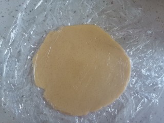 酸奶泡芙,上下封上保鲜膜擀成薄饼，放入冰箱冷藏