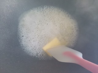 酸奶泡芙,不粘锅烧热加入黄油和水炒小火炒至融化