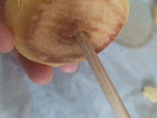 酸奶泡芙,晾凉后用筷子在下面戳一个小洞