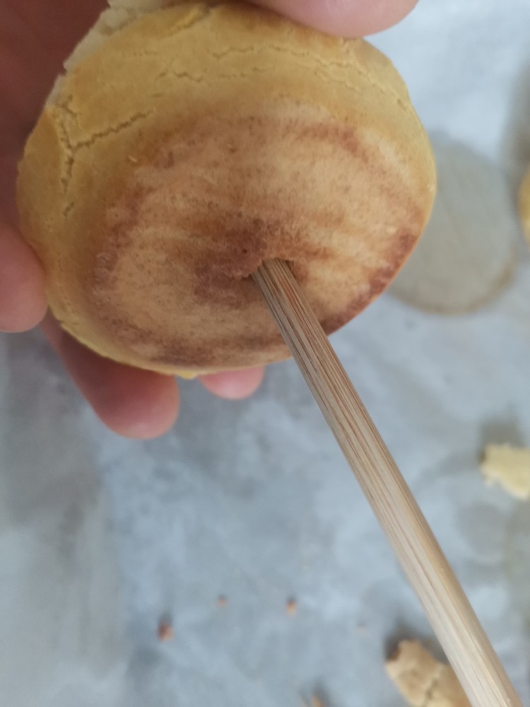 酸奶泡芙,晾凉后用筷子在下面戳一个小洞
