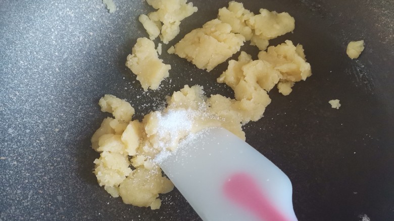 酸奶泡芙,倒入低筋面粉，快速翻拌均匀，加入一勺糖和一克盐