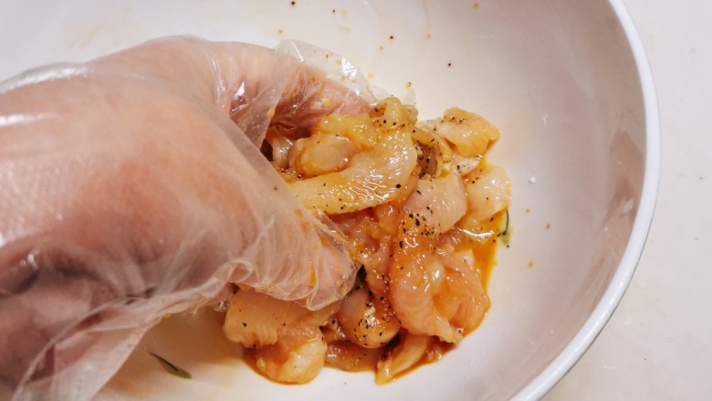 杏鲍菇炒肉片,反复抓拌均匀，静置15分钟。