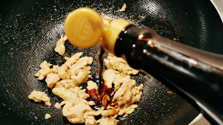 杏鲍菇炒肉片,放入酱油提味。