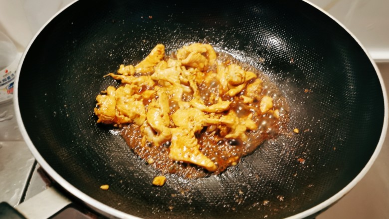 杏鲍菇炒肉片,翻炒均匀。