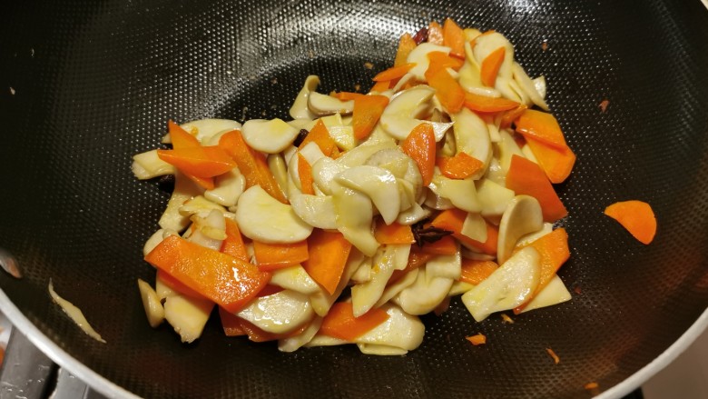 杏鲍菇炒肉片,放入杏鲍菇翻炒成熟，盛出备用。