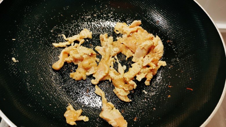 杏鲍菇炒肉片,再起油锅放入1汤匙食用油，油热后放入肉片翻炒变色。