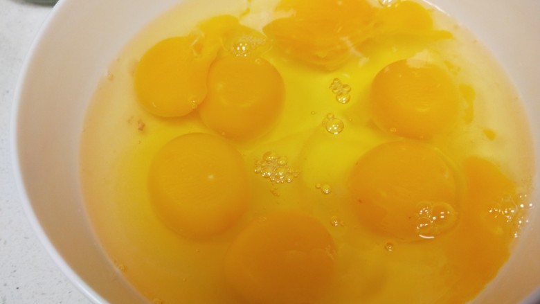 荠菜炒鸡蛋,刚买回来的鸡蛋不小心碰坏了，全部打入碗中。