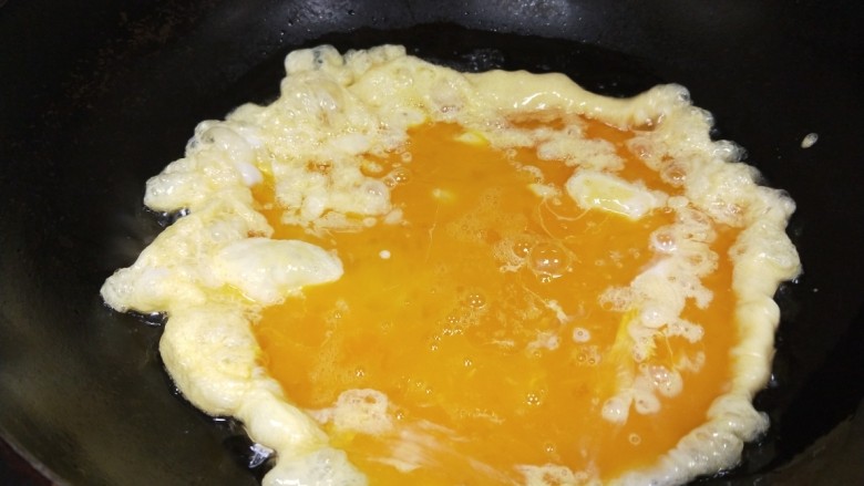 荠菜炒鸡蛋,锅中倒入适量油烧热，倒入蛋液。