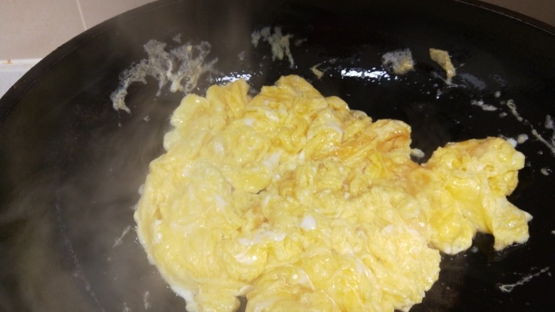 荠菜炒鸡蛋,炒均匀倒出来。