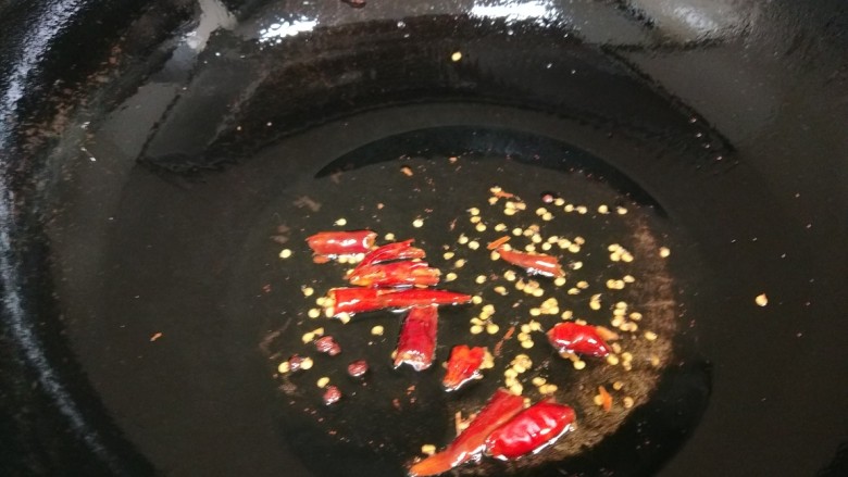 荠菜拌香干,锅中倒入爆香葱姜蒜，八角，花椒捞出来，放干辣椒。