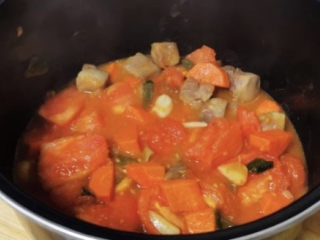 番茄牛肉面,炒至番茄变软，把炒锅中的材料全部倒进电压力锅中炖至软烂。