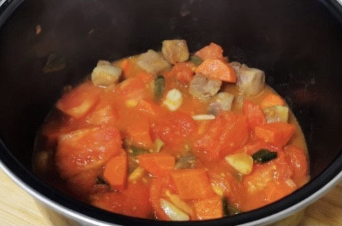 番茄牛肉面,炒至番茄变软，把炒锅中的材料全部倒进电压力锅中炖至软烂。