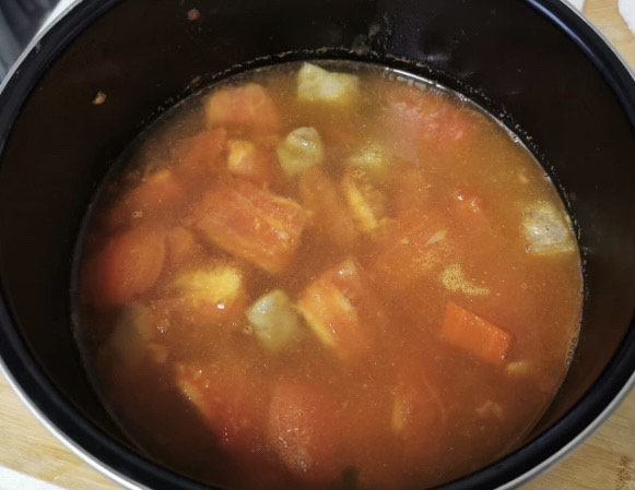 番茄牛肉面,加汤，一定要加开水，不可以加凉水，否则牛肉炖不烂比较柴。可以加一点盐调味。