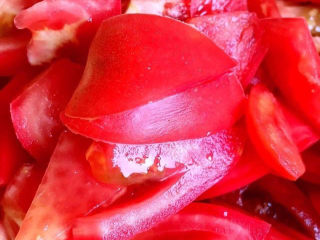番茄牛肉面,西红柿切块备用，就几块用来煮面的时候最后加，其它用来炖牛腩用。